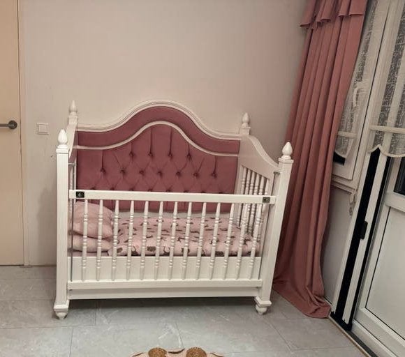 Babybedje roze met wit, zo goed als nieuw, Kinderen en Baby's, Kinderkamer | Bedden, 85 tot 100 cm, Zo goed als nieuw, Minder dan 140 cm