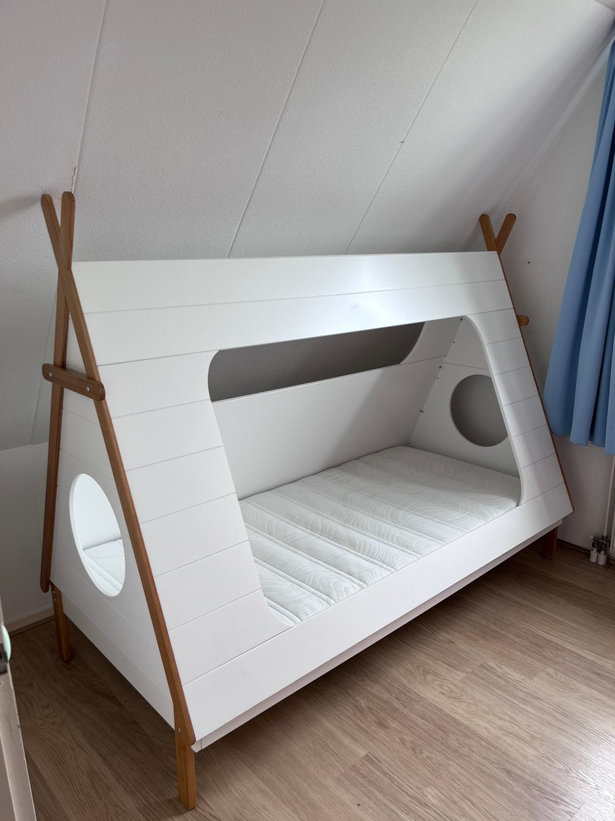 Kinderbed, Tipi bed, meisjesbed, jongensbed, 90x200, wit., Kinderen en Baby's, Kinderkamer | Bedden, Zo goed als nieuw, 180 cm of meer