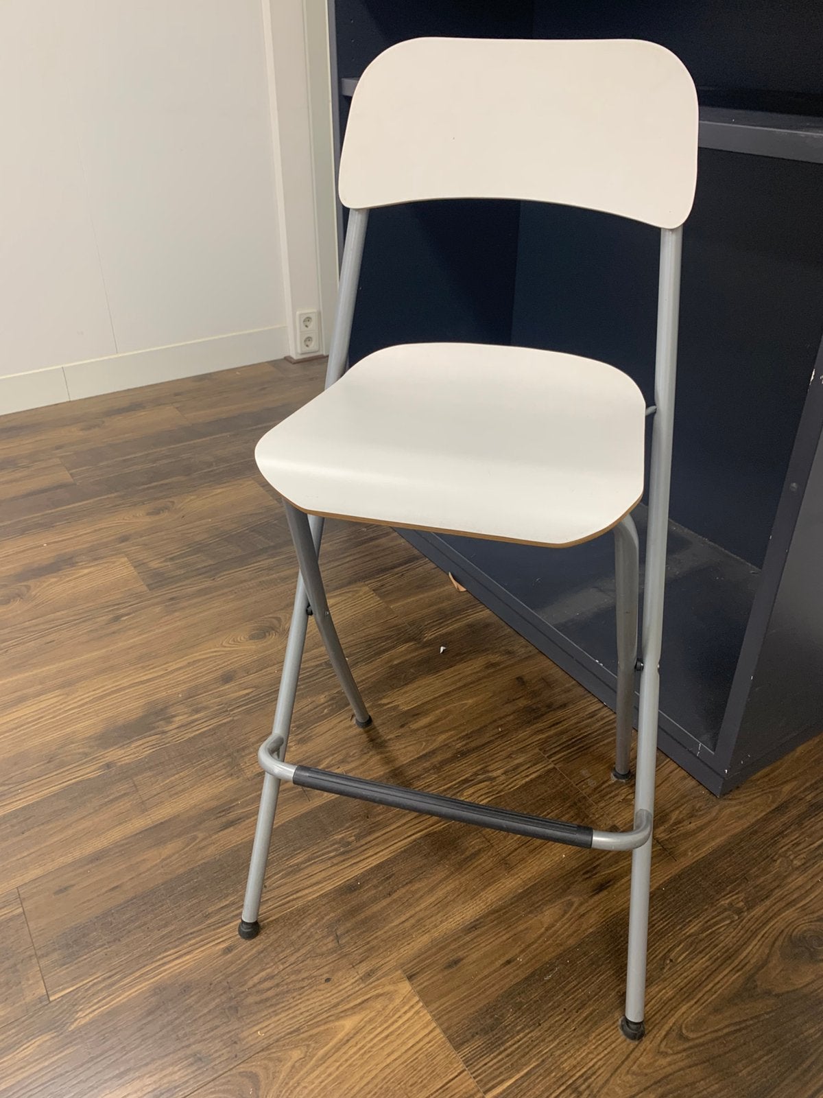 Ikea witte bar kruk, 1 kruk, Ophalen, Zo goed als nieuw, 60 tot 90 cm