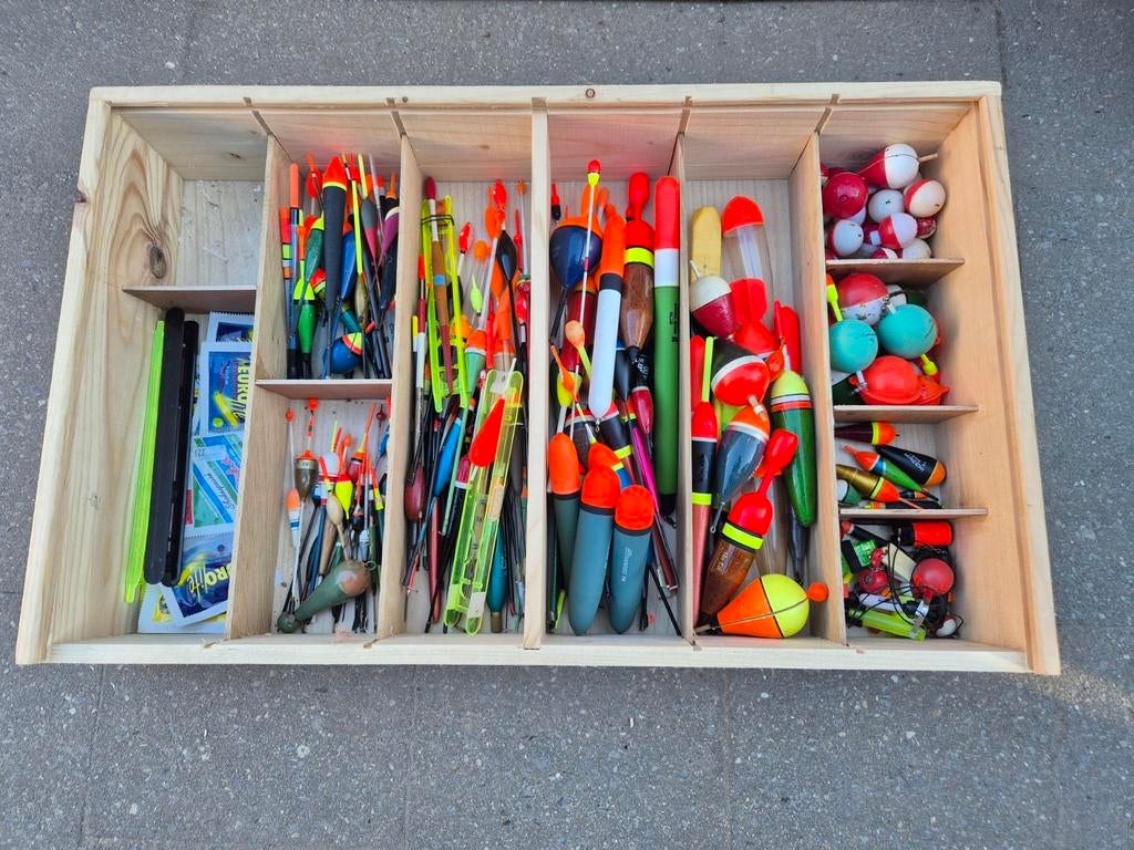 Houten Dobberdoos met ruim 160 Dobbers voor diverse visserij, Ophalen of Verzenden, Gebruikt, Dobber of Lood
