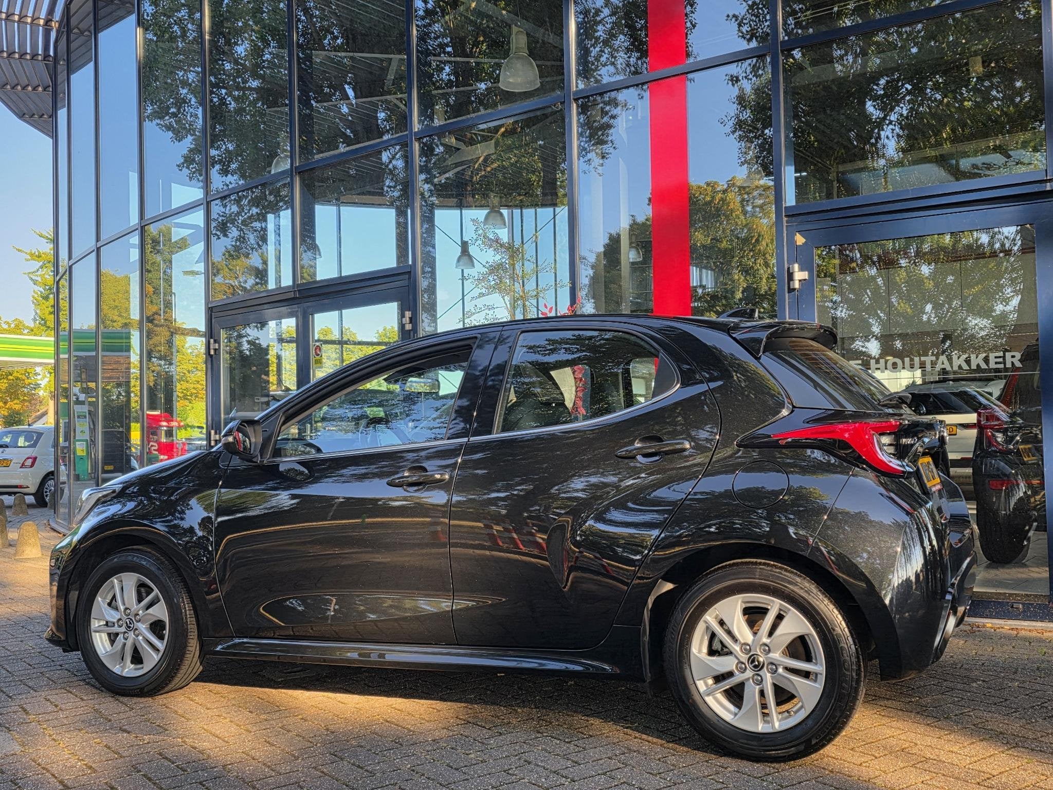 Mazda 2 Hybrid - Toyota Yaris 1.5 | Navigatie via Apple Carp, Auto's, 12 maanden, Gebruikt, Euro 6, 4 kWh