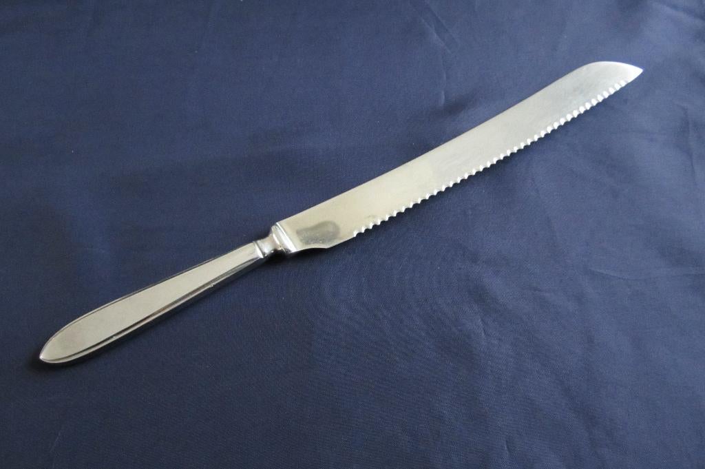 1 Broodmes, broodzaag met kartel snijgedeelte 29,5cm, Gebruikt, Ophalen of Verzenden, Rvs of Chroom, Vaatwasserbestendig
