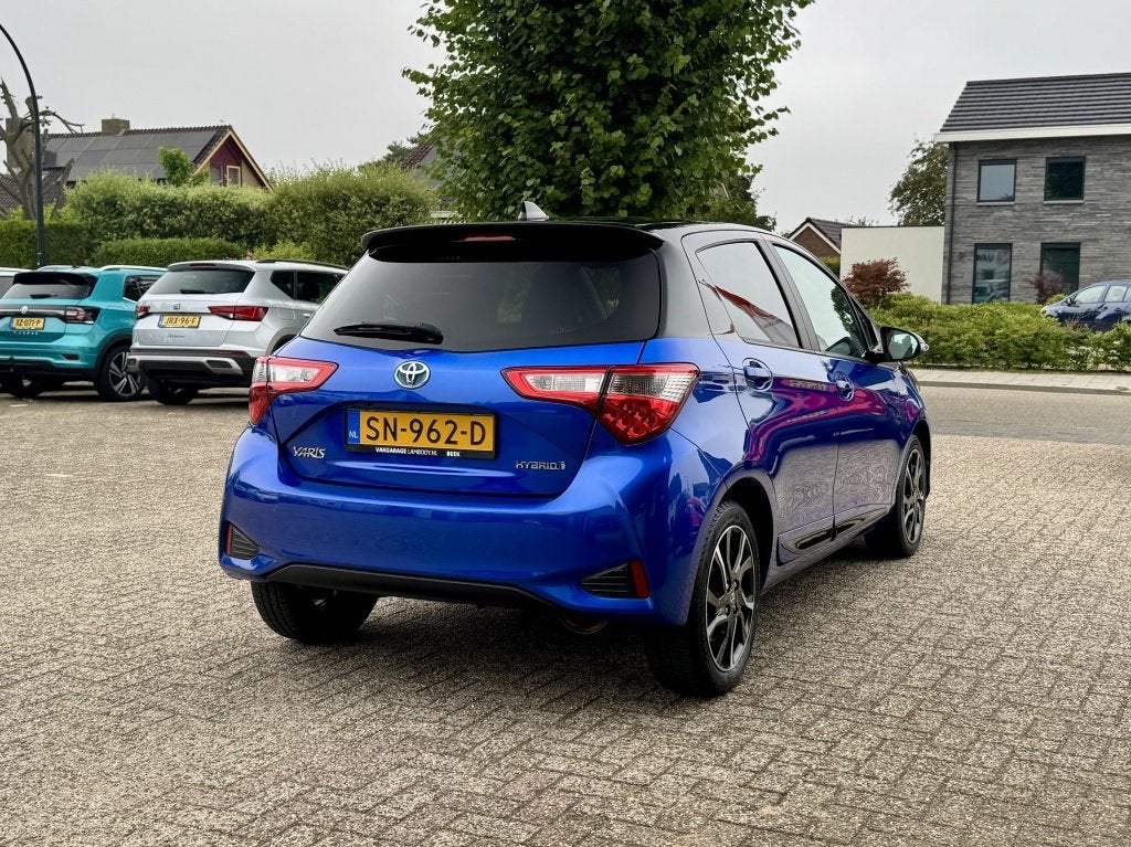 Toyota Yaris 1.5 Hybrid Bi-Tone Navi Camera Cruise NL auto, Auto's, Toyota, Automaat, Euro 6, 4 cilinders, Blauw