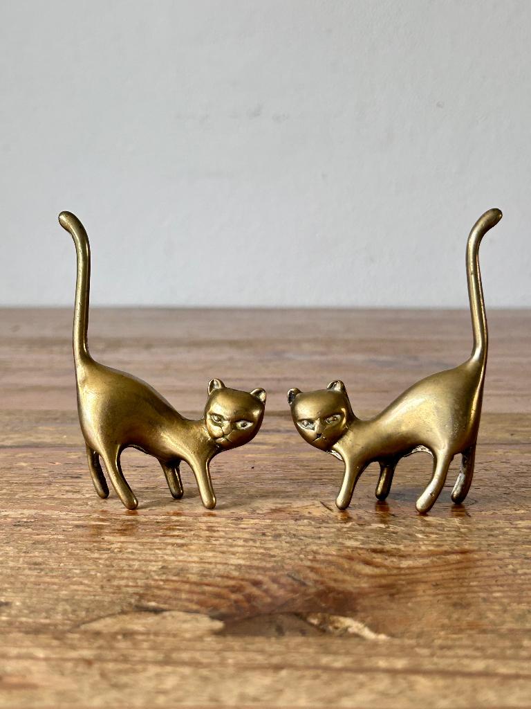 Sculptuur -  Twee katten / twee beeldjes - messing, Antiek en Kunst, Ophalen of Verzenden