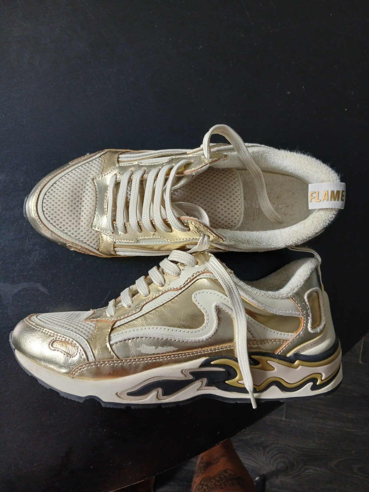 Sandro Gouden sneakers met vlammenprint, maat 38, Flame, Geel, Ophalen of Verzenden, Sneakers of Gympen