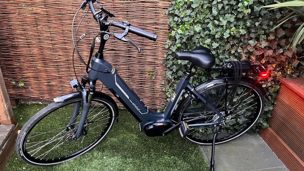 Amslod Wellington E-MD Luxe elektrische damesfiets middenmot, Zo goed als nieuw, 47 tot 51 cm, 50 km per accu of meer, Ophalen