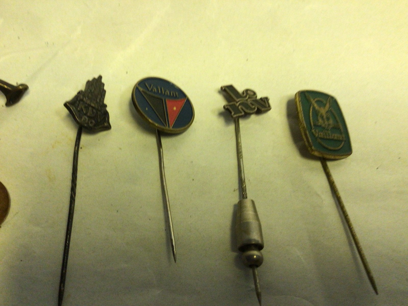 Vintage Speldjes en Pins - Diverse Merken en Onderwerpen, Verzamelen, Speldjes, Pins en Buttons, Verzenden, Gebruikt, Merk, Speldje of Pin