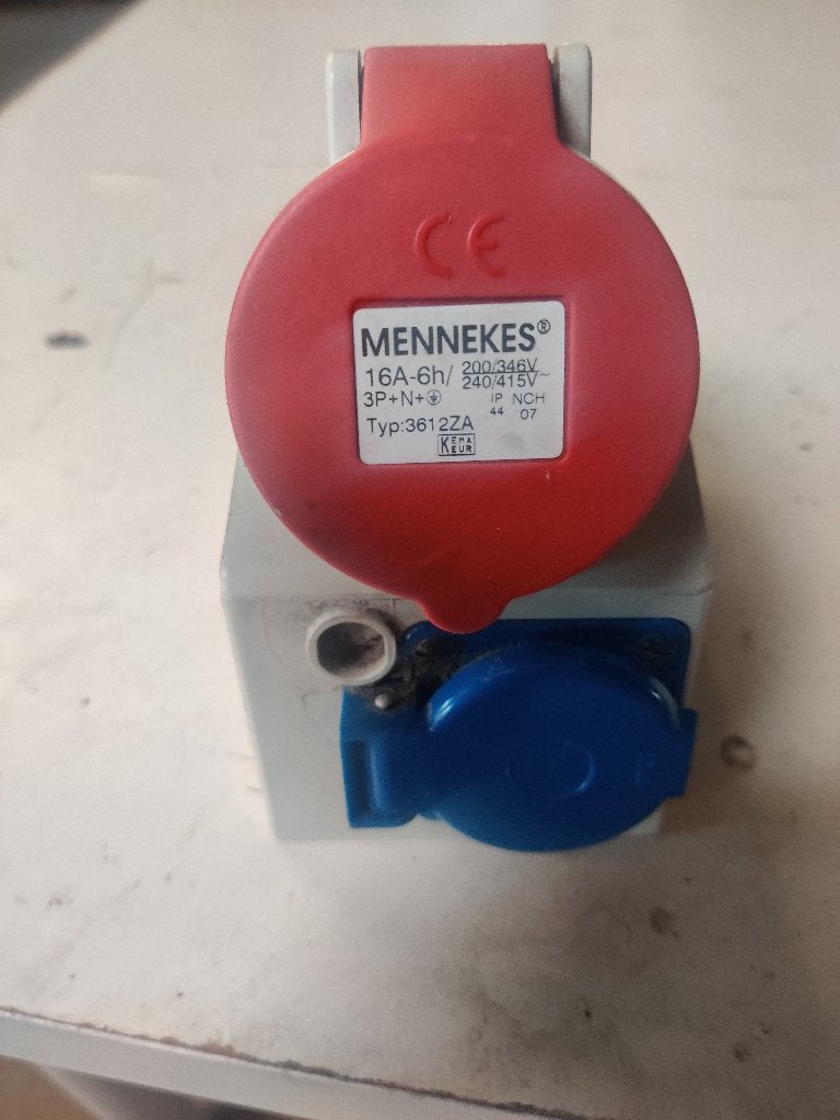 Mennekes krachtstekker WCD      kracht en 220V, Doe-het-zelf en Verbouw, Elektra en Kabels, Ophalen of Verzenden, Zo goed als nieuw