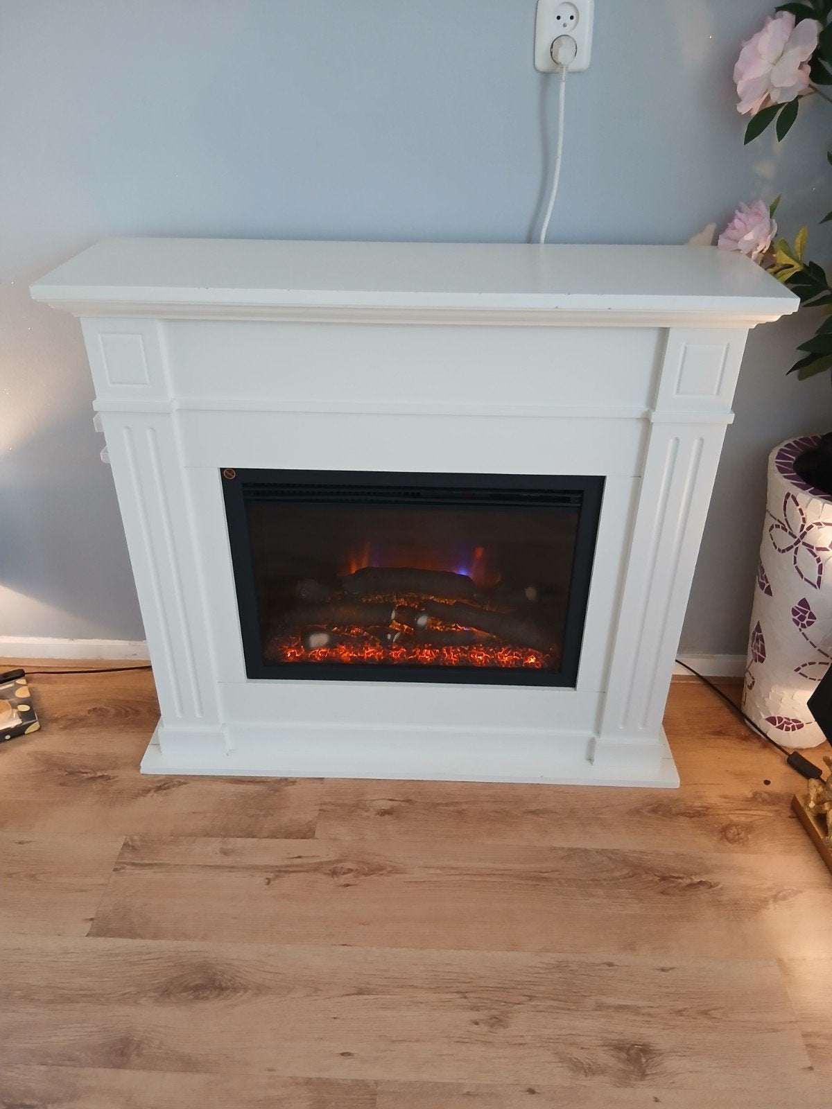 Witte sierkachel met schouw - decoratief en functioneel, Huis en Inrichting, Haarden, Gebruikt, Elektrische haard, Ophalen of Verzenden