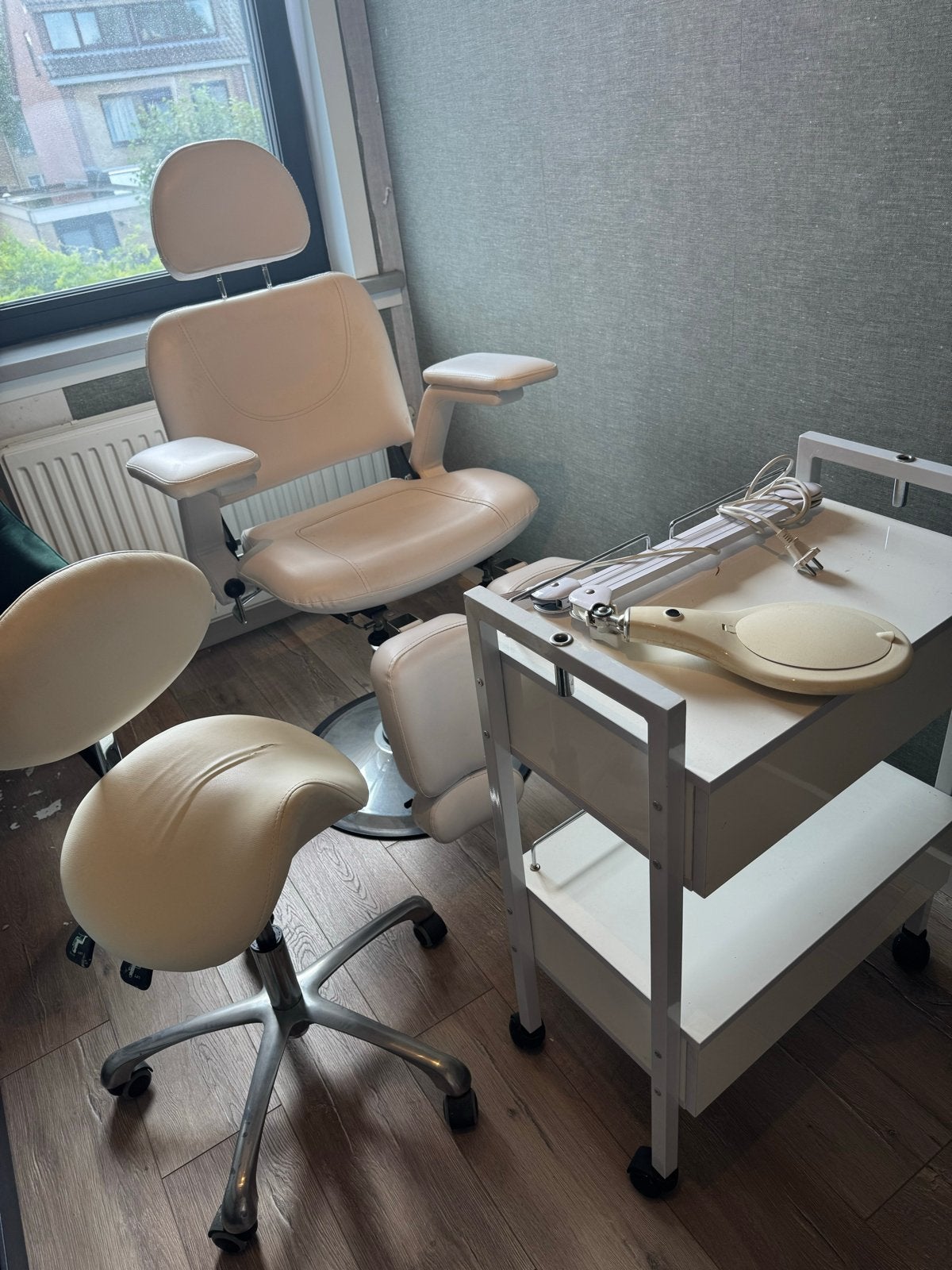 Pedicure stoel, tafel en kruk