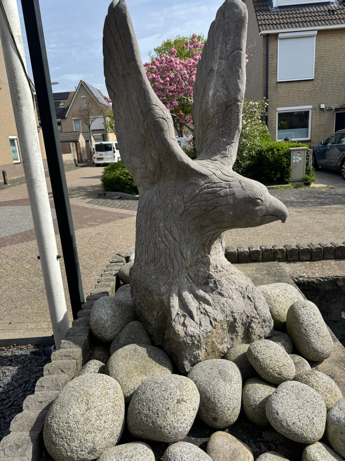 Grote stenen adelaar sculptuur voor tuin of vijver, Antiek en Kunst, Ophalen, Weerbestendig, 50 - 100 cm, Steen of Keramiek