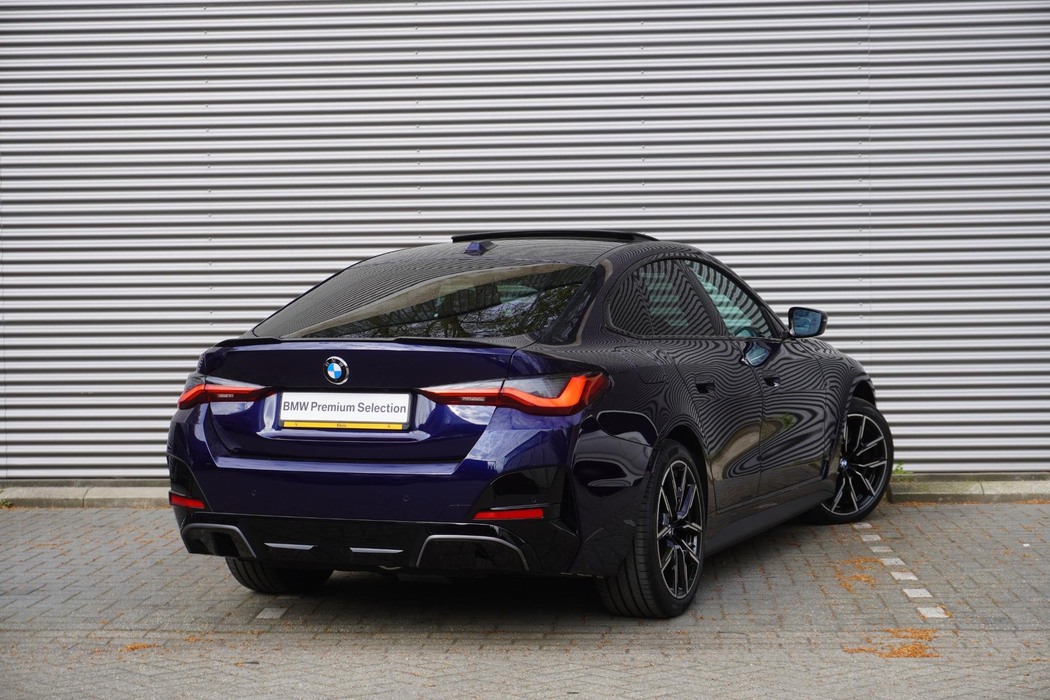BMW i4 eDrive35 M Sportpakket | Comfort Pack | Stuurwielrand, Auto's, BMW, Zwart, Met garantie (alle), Blauw, 420 min