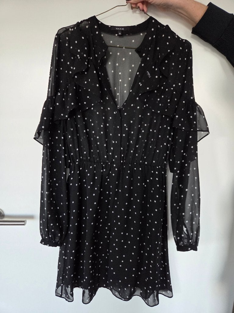 Nikkie zwarte jurk met witte stippen maat 34, Kleding | Dames, Zwart, Ophalen of Verzenden, Zo goed als nieuw, Nikkie