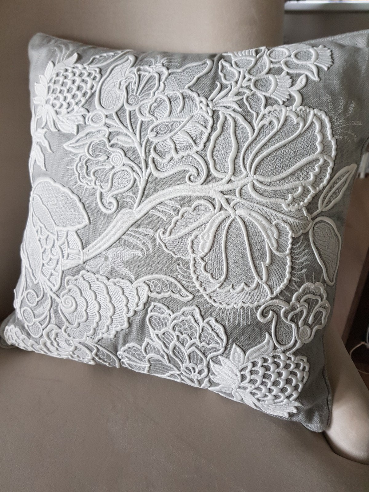 Zara Home Sierkussen met Geborduurd Bloemenpatroon, Huis en Inrichting, Overige merken, Vierkant, Ophalen of Verzenden, Zo goed als nieuw