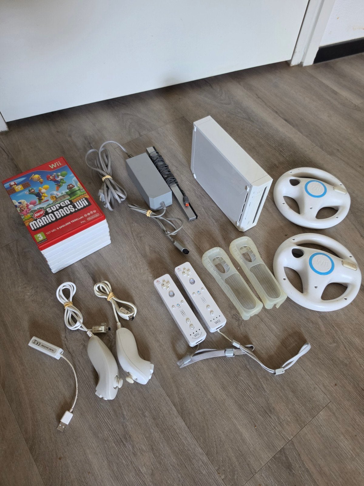 Complete Nintendo Wii-set met games en accessoires, Spelcomputers en Games, Ophalen, Gebruikt, Met 2 controllers, Met stuurtje