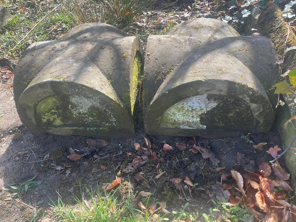 Antieke zandstenen poeren ornamenten paalmutsen petten, Ophalen, Gebruikt