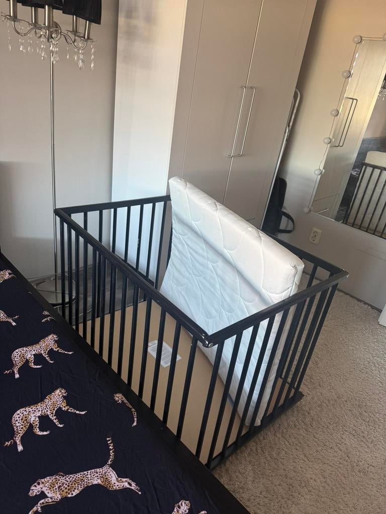 Zwarte kinderbox met nieuwe matras zonder kleed, Ophalen, Gebruikt
