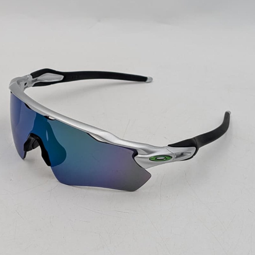 Oakley Radar EV Custom Silver Sportzonnebril - Nieuw, Oakley, Zo goed als nieuw, Support@oakley.com, 1 Icon, 1 Legacy Way
Foothill Ranch, CA 92610
USA