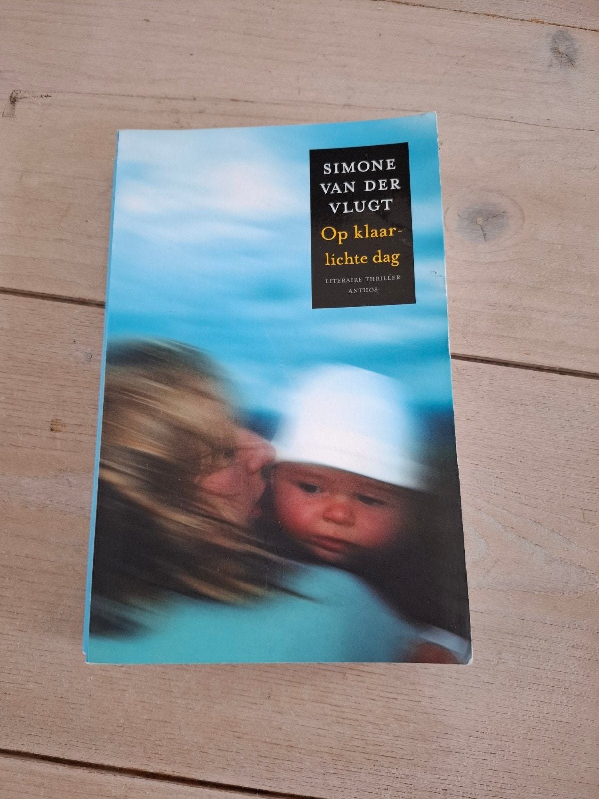 Simone van der Vlugt - Op klaarlichte dag, Boeken, Ophalen of Verzenden, Zo goed als nieuw, Simone van der Vlugt, Nederland