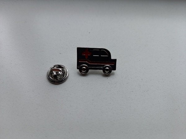 Broche pin ziekenauto zilver met rood, Overige materialen, Verzenden, Minder dan 4 cm, Nieuw