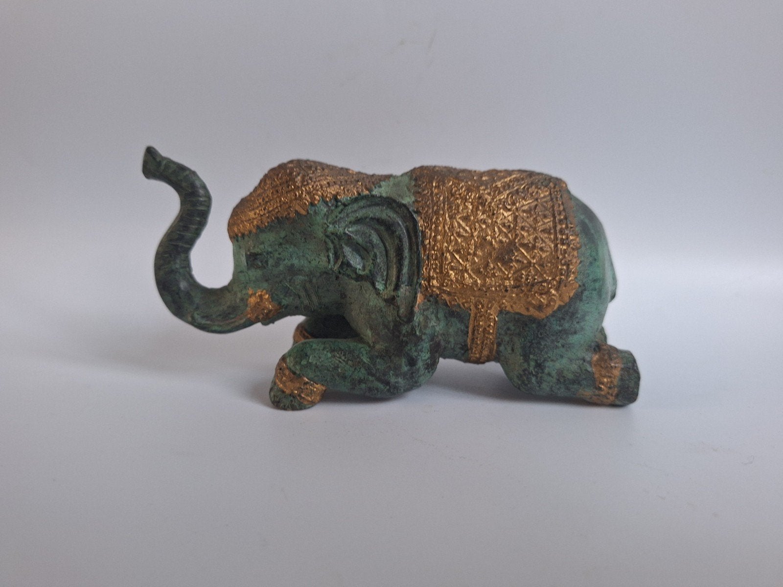 Bronzen Olifantje uit Thailand met patina en goudkleurig, Antiek en Kunst, Ophalen of Verzenden, Brons
