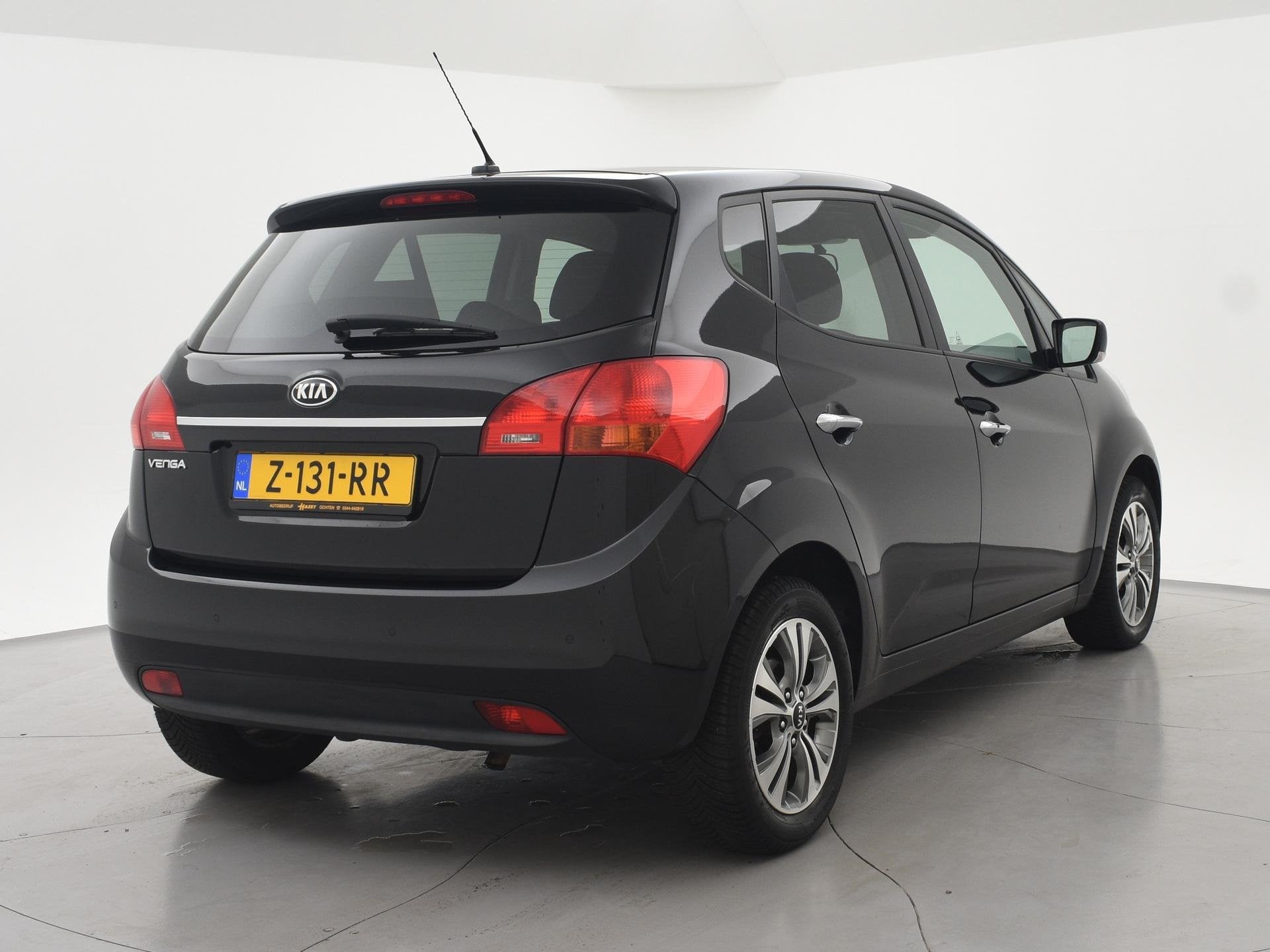 Kia Venga 1.6 CVVT AUTOMAAT + STUUR/STOELVERWARMING | PARKEE, Auto's, Gebruikt, 4 cilinders, Parkeersensor, Zwart