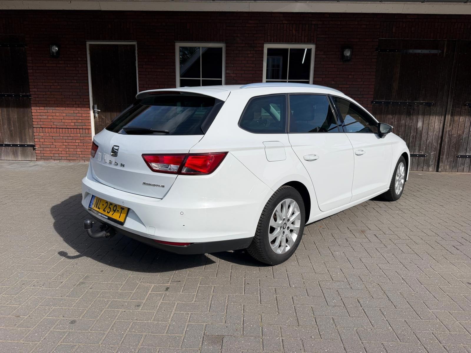 Seat Leon ST 1.0 EcoTSI Style Connect | Navi| PDC| Carplay|, Voorwielaandrijving, Stof, Gebruikt, Verwarmde buitenspiegels