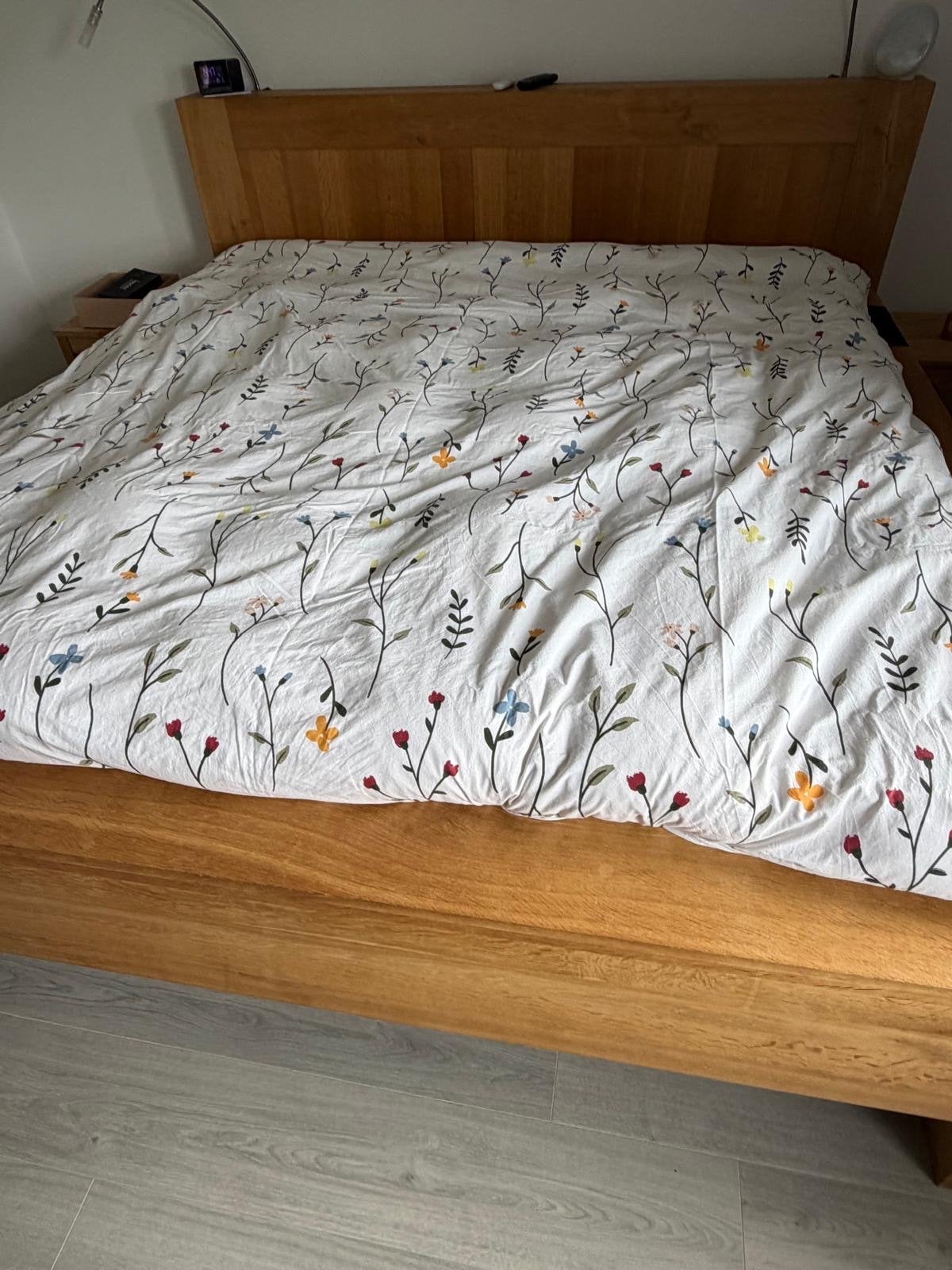 Tweepersoonsbed met 2 lattenbodems en brede ombouw, Ophalen, Gebruikt, Bruin, Tweepersoons