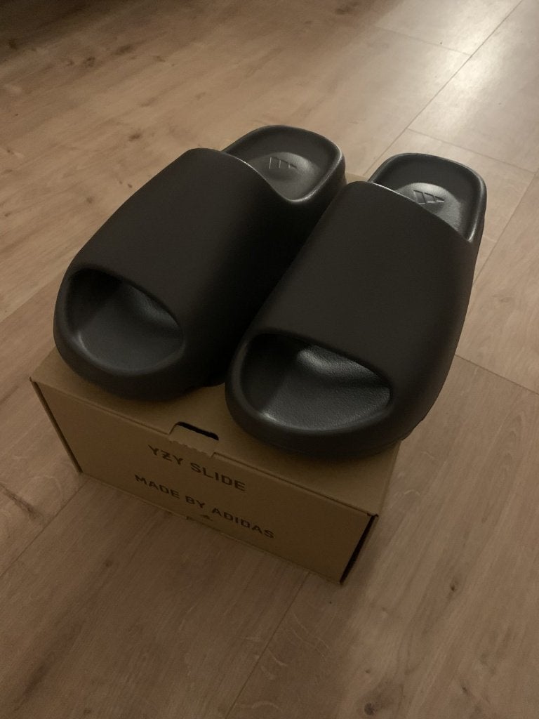 adidas Yeezy Slide Slate Grey maat 44 2/3, met doos, Kleding | Heren, Slippers, Overige kleuren, Ophalen of Verzenden, Zo goed als nieuw