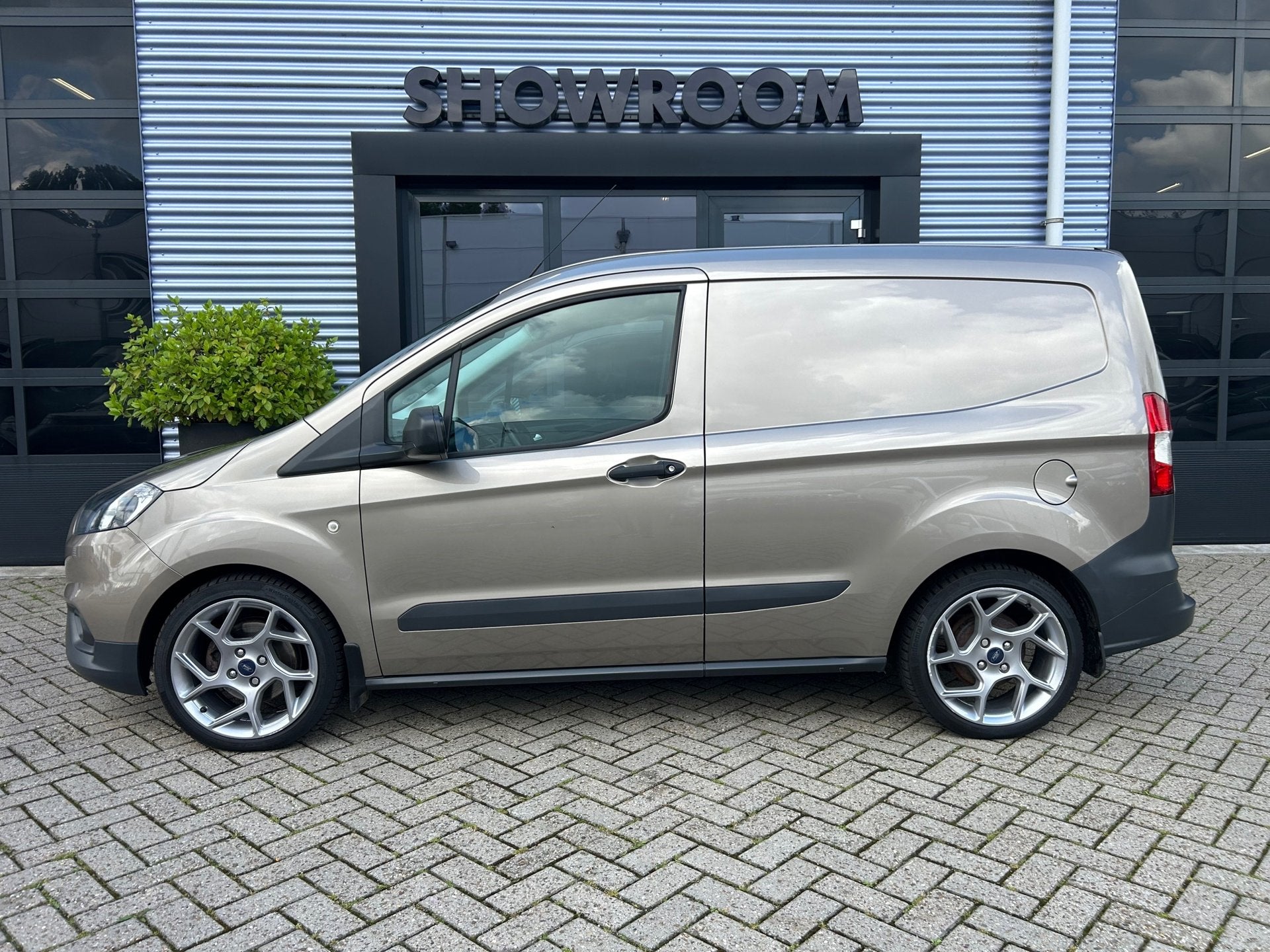 Ford Transit Courier 1.0 Trend AIRCO|ST-VELGEN 17 INCH, Voorwielaandrijving, Stof, Gebruikt, 100 pk
