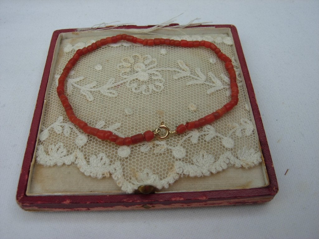 BLOEDKORALEN ARMBAND MET GOUDEN SLOT., Sieraden, Tassen en Uiterlijk, Verzenden, Goud, Armband