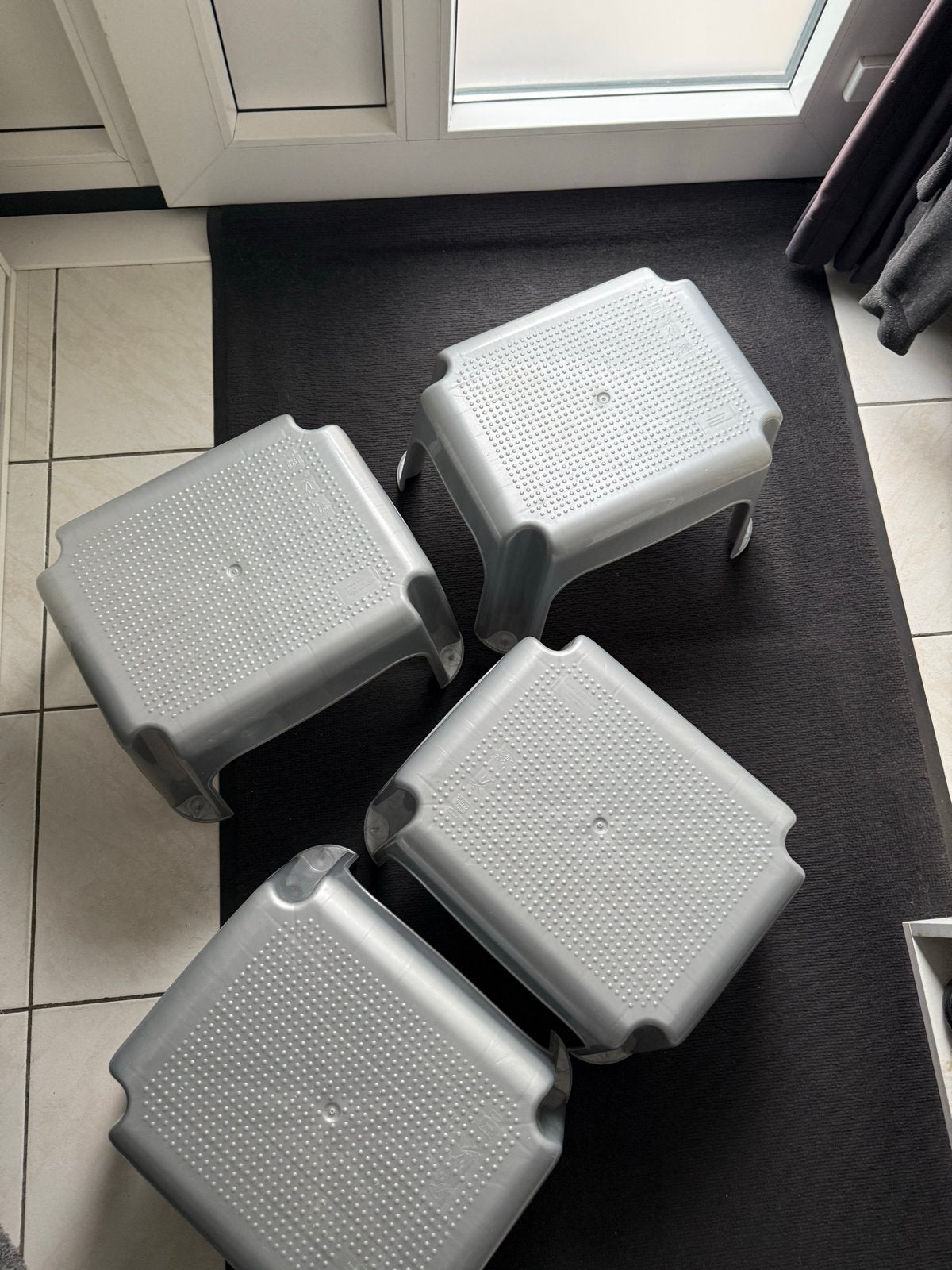 4 zilverkleurige opstapkrukjes, Huis en Inrichting, Krukjes, Ophalen, Gebruikt, Kunststof