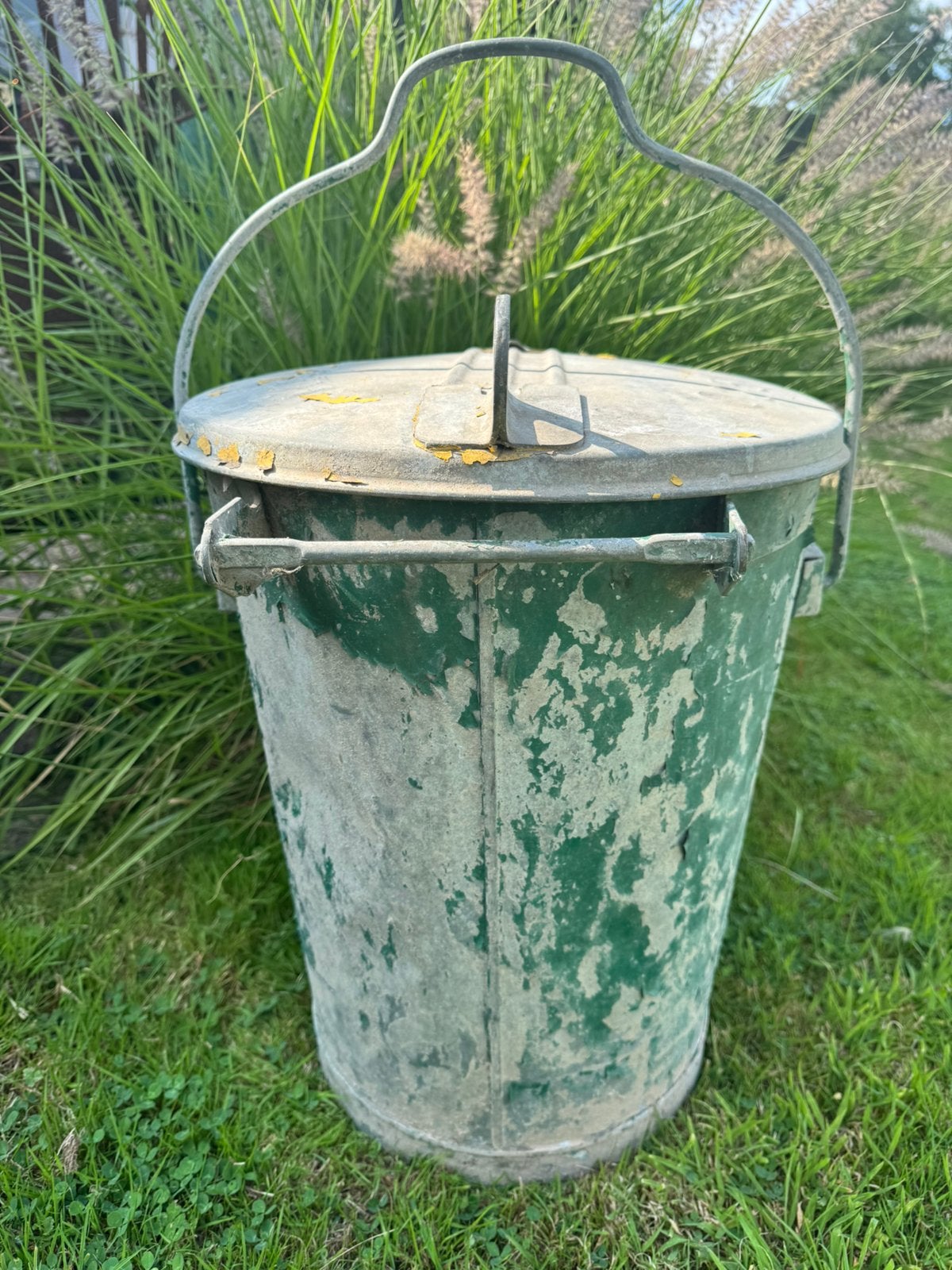 Oude zinken vuilnisbak vuilnisemmer, Ophalen