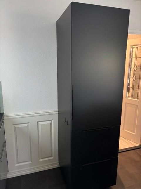 Moderne zwarte keukenkast met handgrepen Ikea, Huis en Inrichting, Met plank(en), Zo goed als nieuw, Afmeting, 60-60-200, 150 tot 200 cm