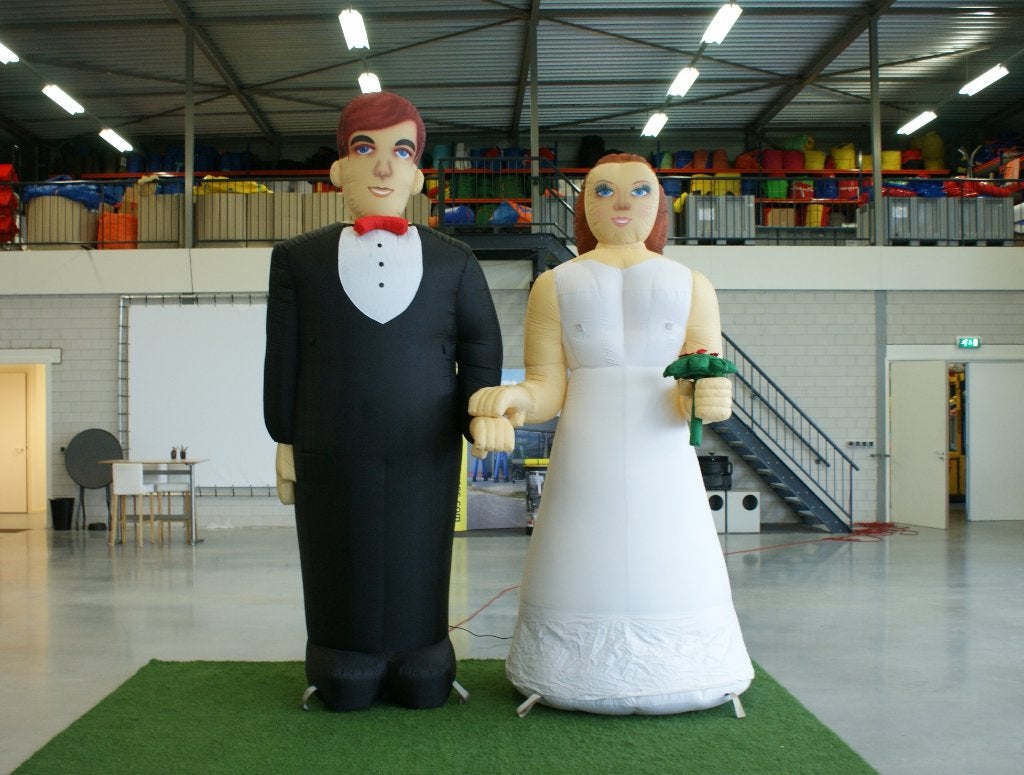 Huwelijk / jubilea / bruidspaar opblaasfiguur te huur, Ophalen, Zo goed als nieuw, Geboorte of Huwelijk