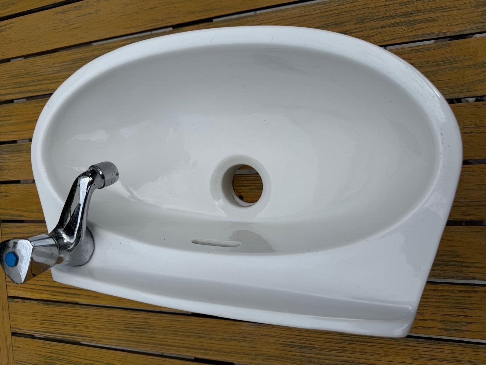 Witte fontein bakje met kraan in goede staat, Ophalen of Verzenden, Zo goed als nieuw, Wastafel