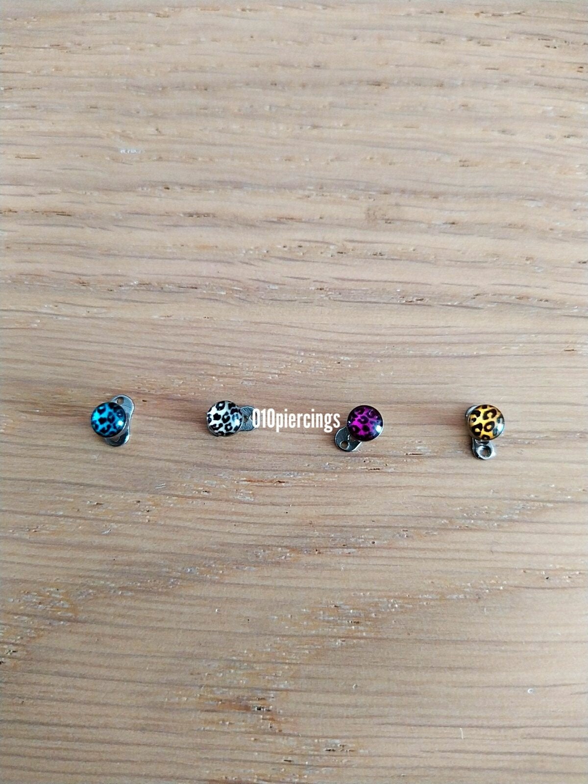 Nieuwe micro dermal anchor piercing. Panter print., Ophalen of Verzenden, Nieuw, Staal, Oor- of Traguspiercing