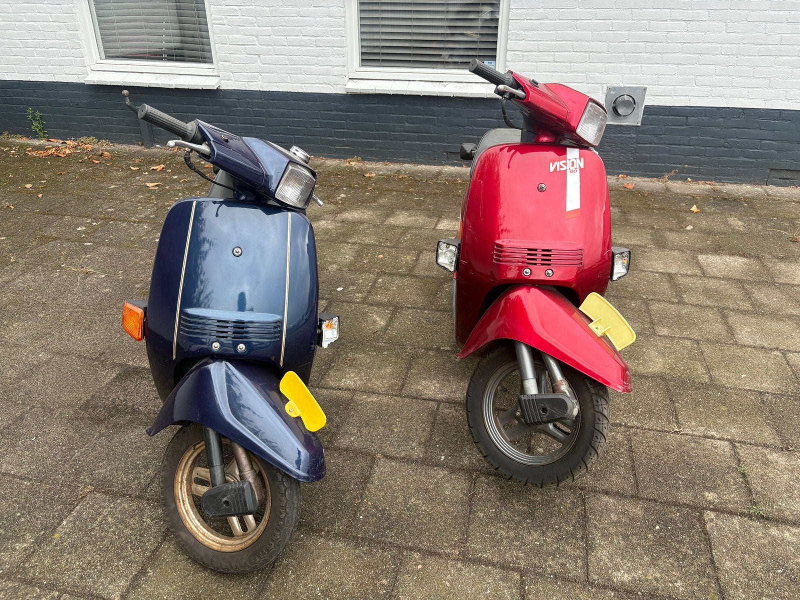 2 Honda Vision scooters: 1 met kenteken, 1 voor onderdelen, Ophalen, Gebruikt, Overige modellen