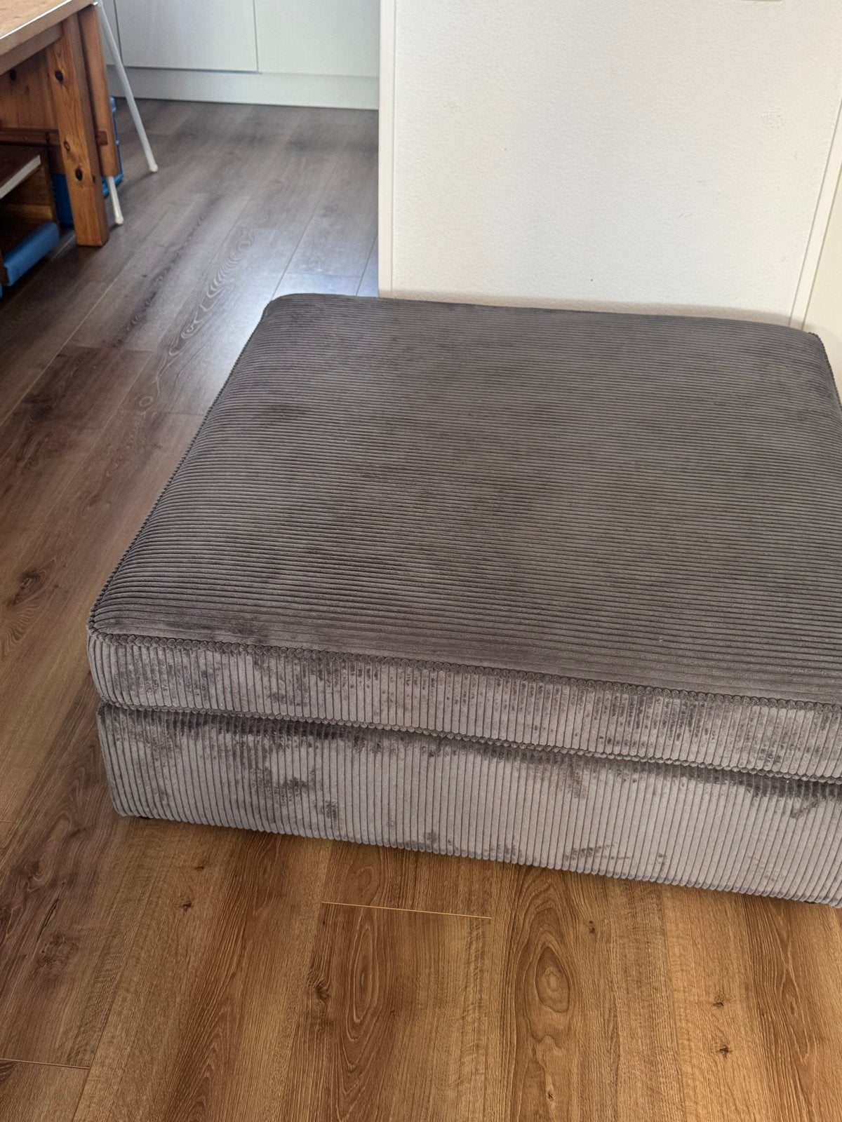 Grijze ribfluwelen hocker - Comfortabel en stijlvol, Gebruikt, Vierkant, Ophalen of Verzenden, Stof