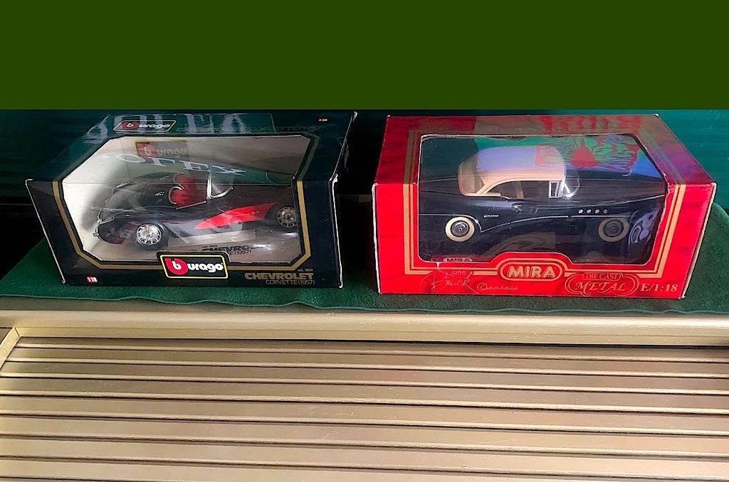 Tekoop 2 auto'e op schaal 1:18 . compleet met doos ., Ophalen of Verzenden, Zo goed als nieuw, Auto's