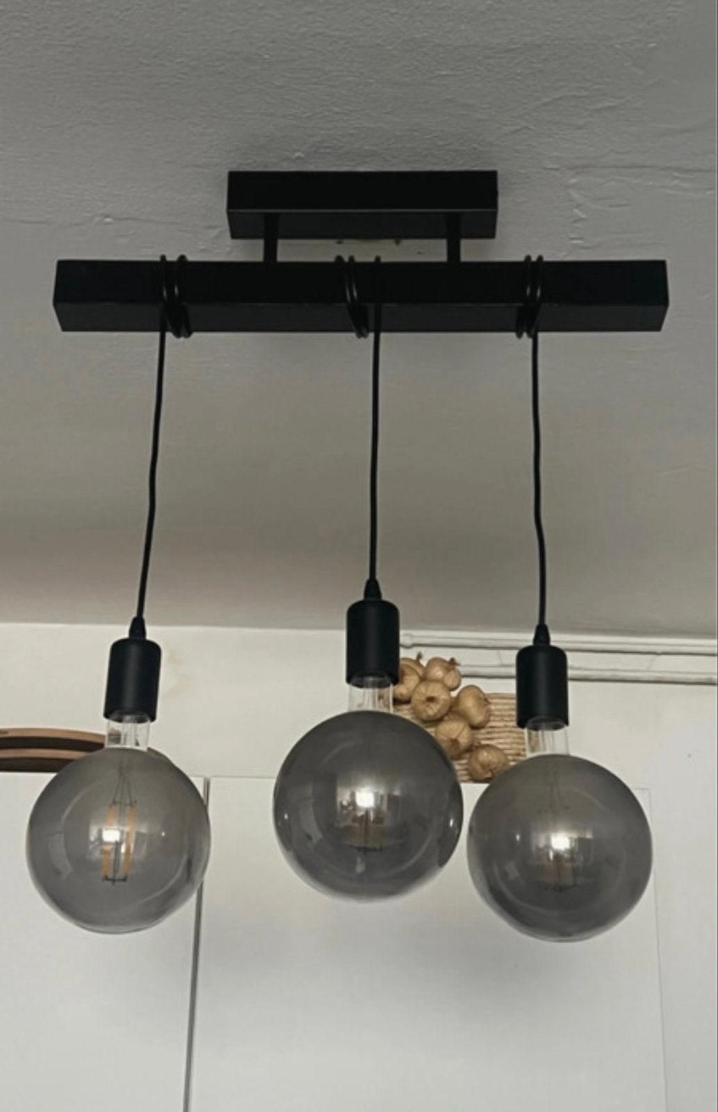 Kwantum lamp met 3 glazen bollen, Huis en Inrichting, Lampen | Hanglampen, Ophalen of Verzenden, Zo goed als nieuw, Glas, 50 tot 75 cm