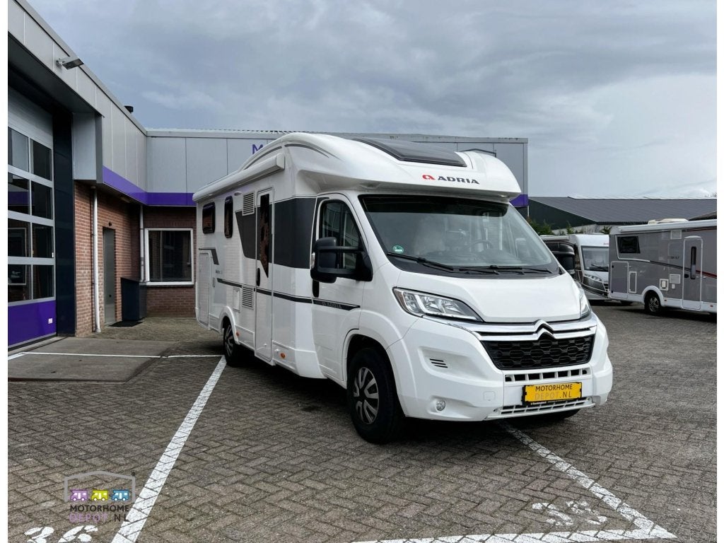 Adria Matrix M 670 SL Lengte-en Hefbed, Caravans en Kamperen, Campers, 7 tot 8 meter, Adria, 7 tot 8 meter, Cassettetoilet