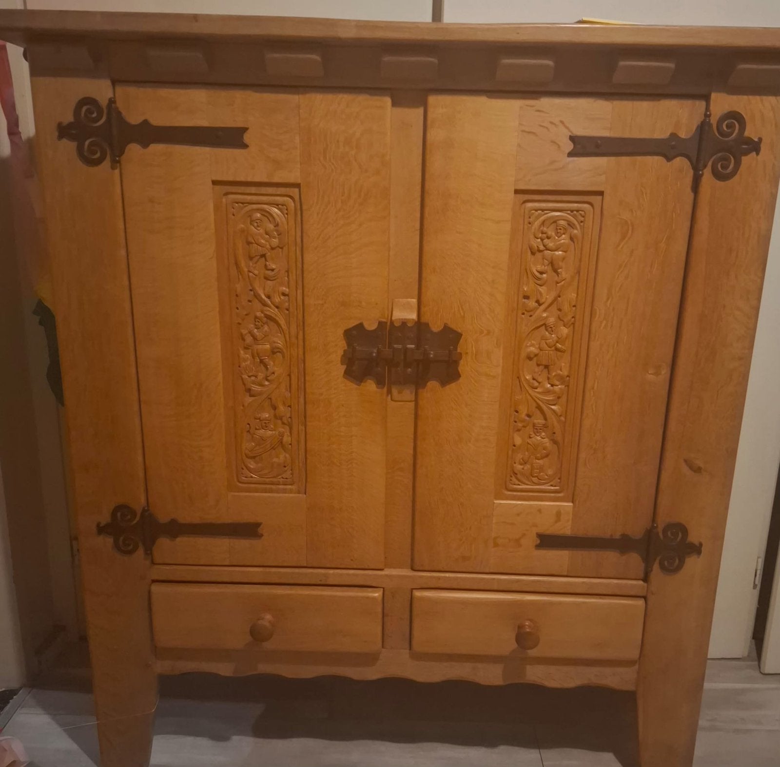 Houten kast spaanse stijl, Antiek en Kunst, Ophalen