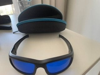 Zonnebril met blauwe en oranje glazen en etui, Zonnebril, Zwart, Nieuw, Ophalen