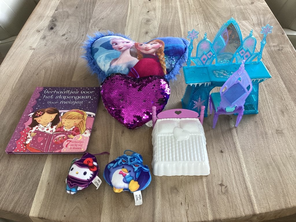 Poppenhuismeubels, thema Frozen met gratis twee kussentjes., Ophalen of Verzenden, Zo goed als nieuw, Toebehoren