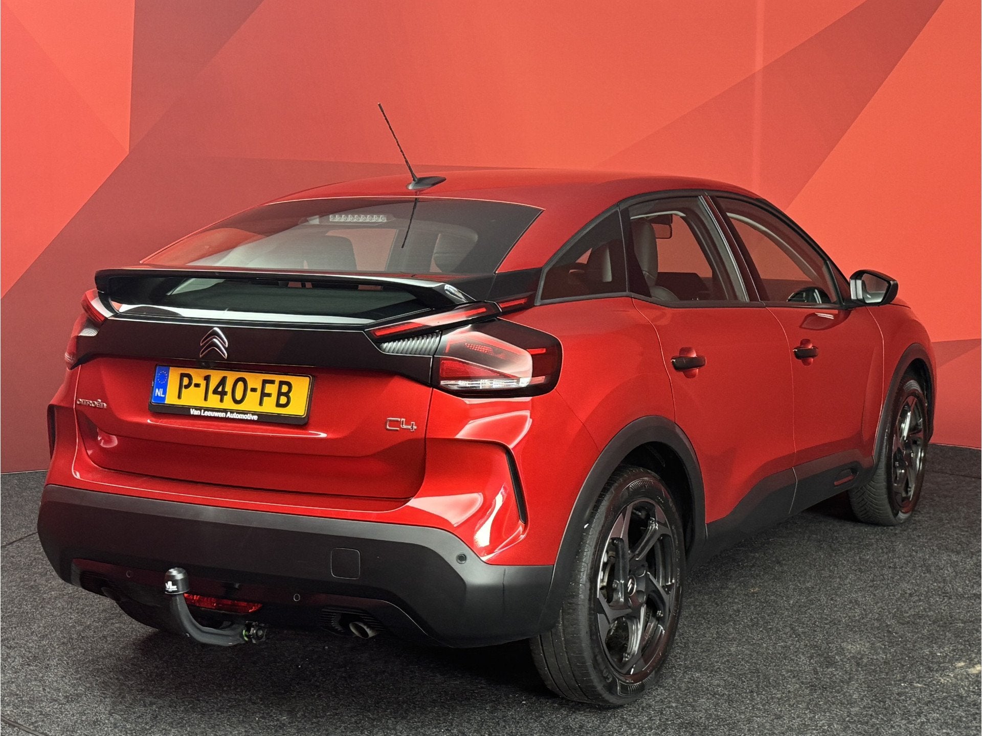 Citroën C4 1.2 Puretech Business Plus | Carplay | Trekhaak, Voorwielaandrijving, Gebruikt, 1199 cc, Leder en Stof