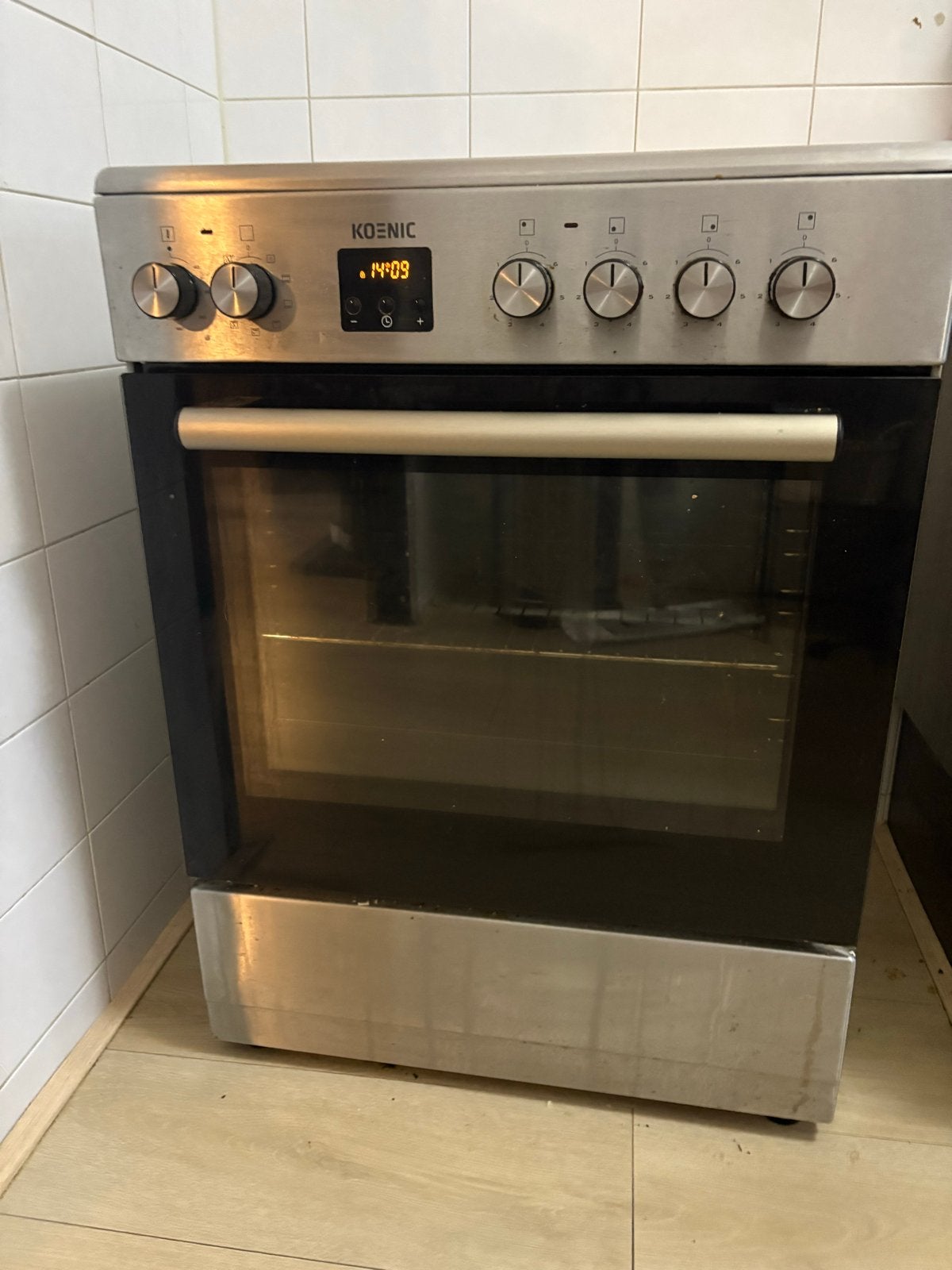 Koenic Vrijstaand Keramisch Fornuis met Oven - 2,5 jaar oud, Ophalen, Gebruikt, Keramisch, 4 kookzones