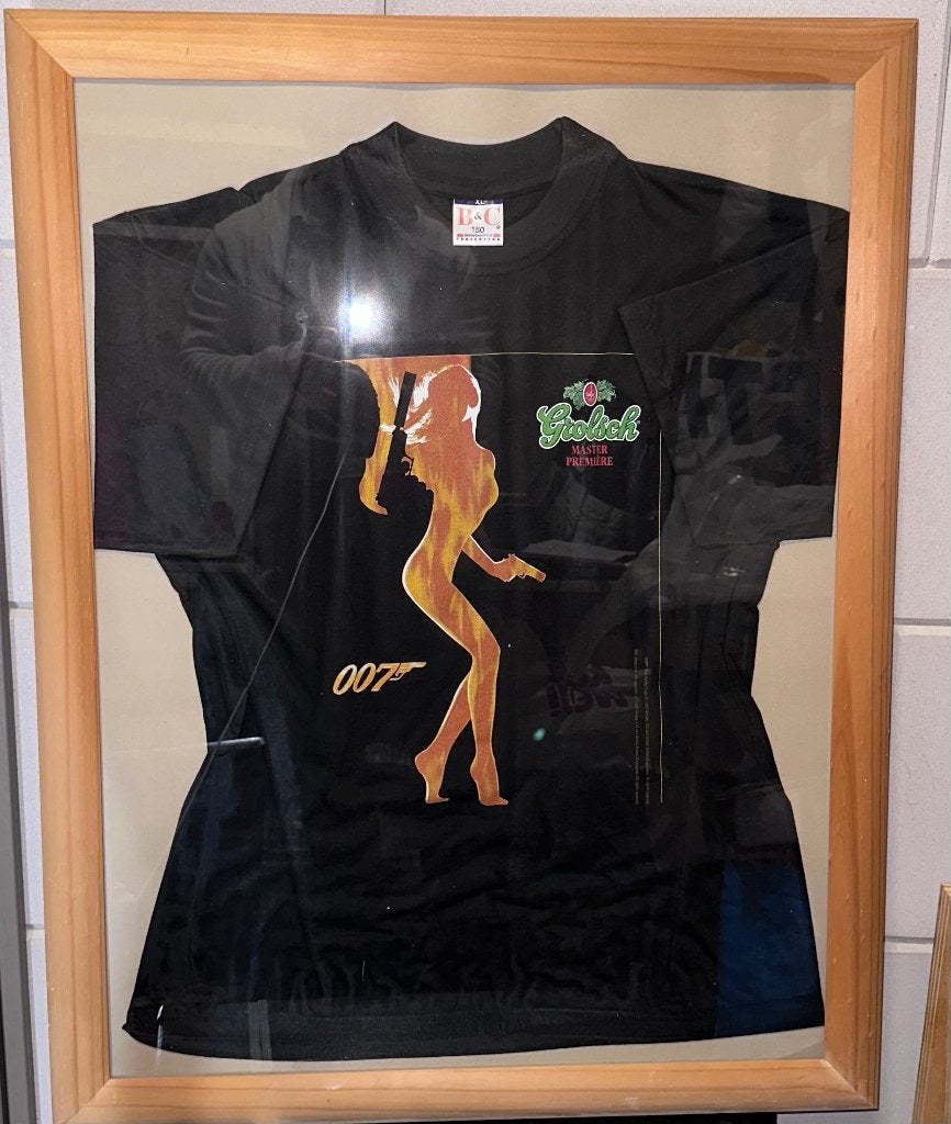 JAMES BOND 007 T-Shirt World Is Not Enough Black Official, Verzamelen, Ophalen of Verzenden, Zo goed als nieuw, Kleding