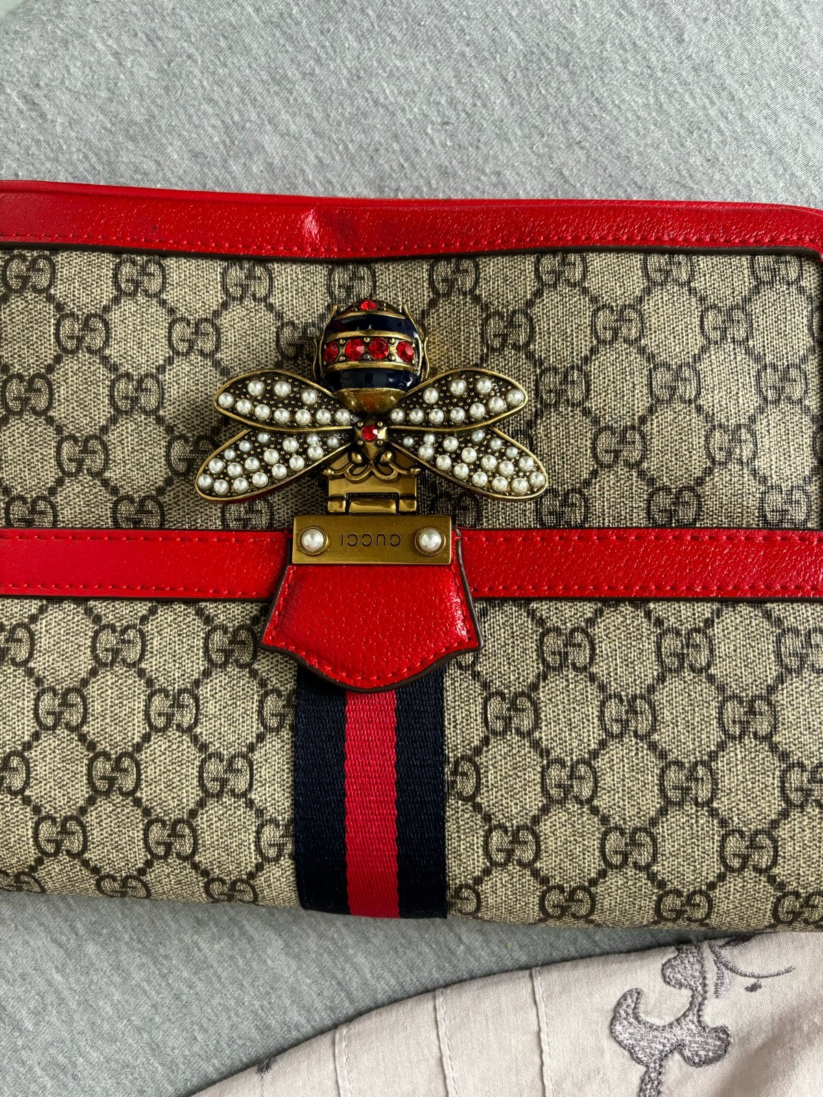 Gucci Queen Margaret Schoudertasje met Bij Detail, Ophalen, Gebruikt, Rood, Schoudertasje