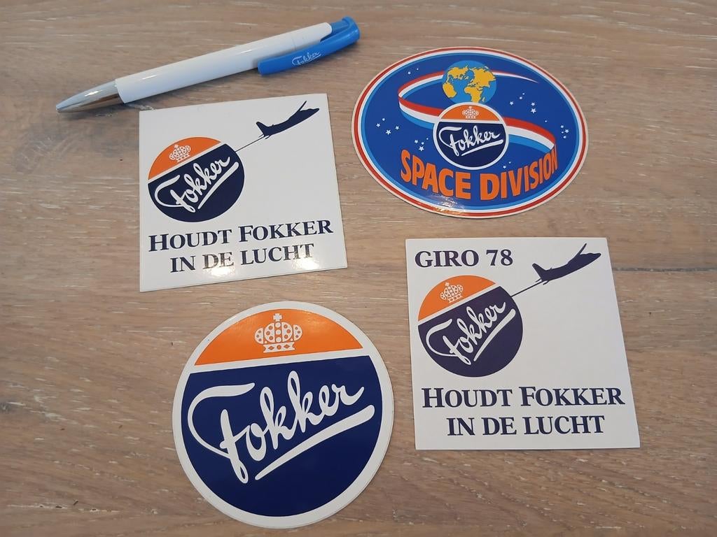 Fokker vliegtuig fabriek mooie stickers & pen Luchtvaart, Ophalen of Verzenden, Zo goed als nieuw, Kaart, Foto of Prent